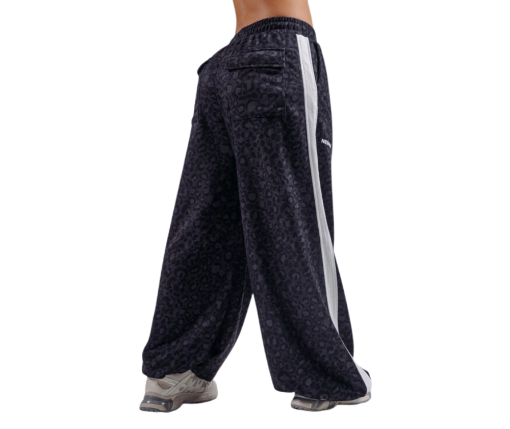 NEBBIA Baggy Leopard Sweatpants PRIMAL 865, Black Leopard